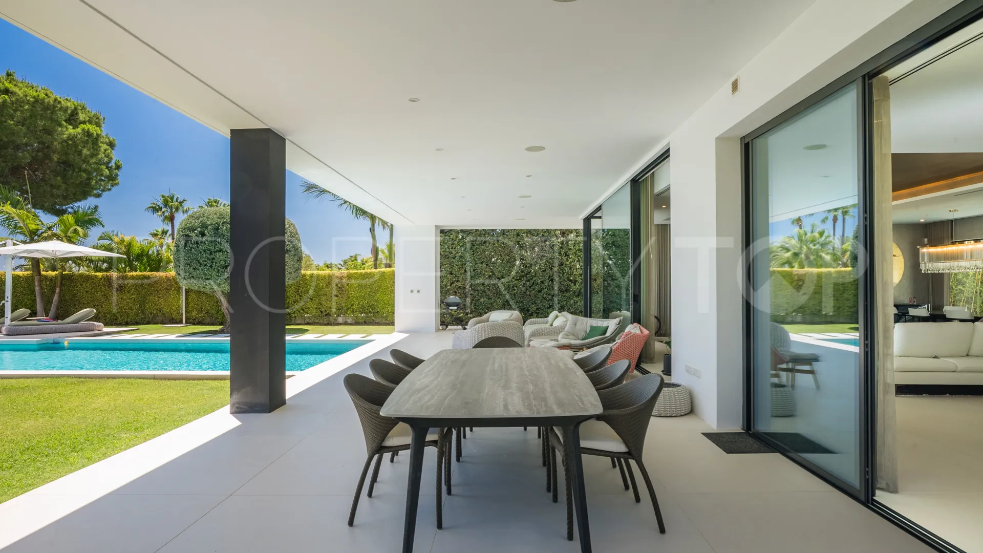 For sale villa with 5 bedrooms in Las Lomas del Marbella Club