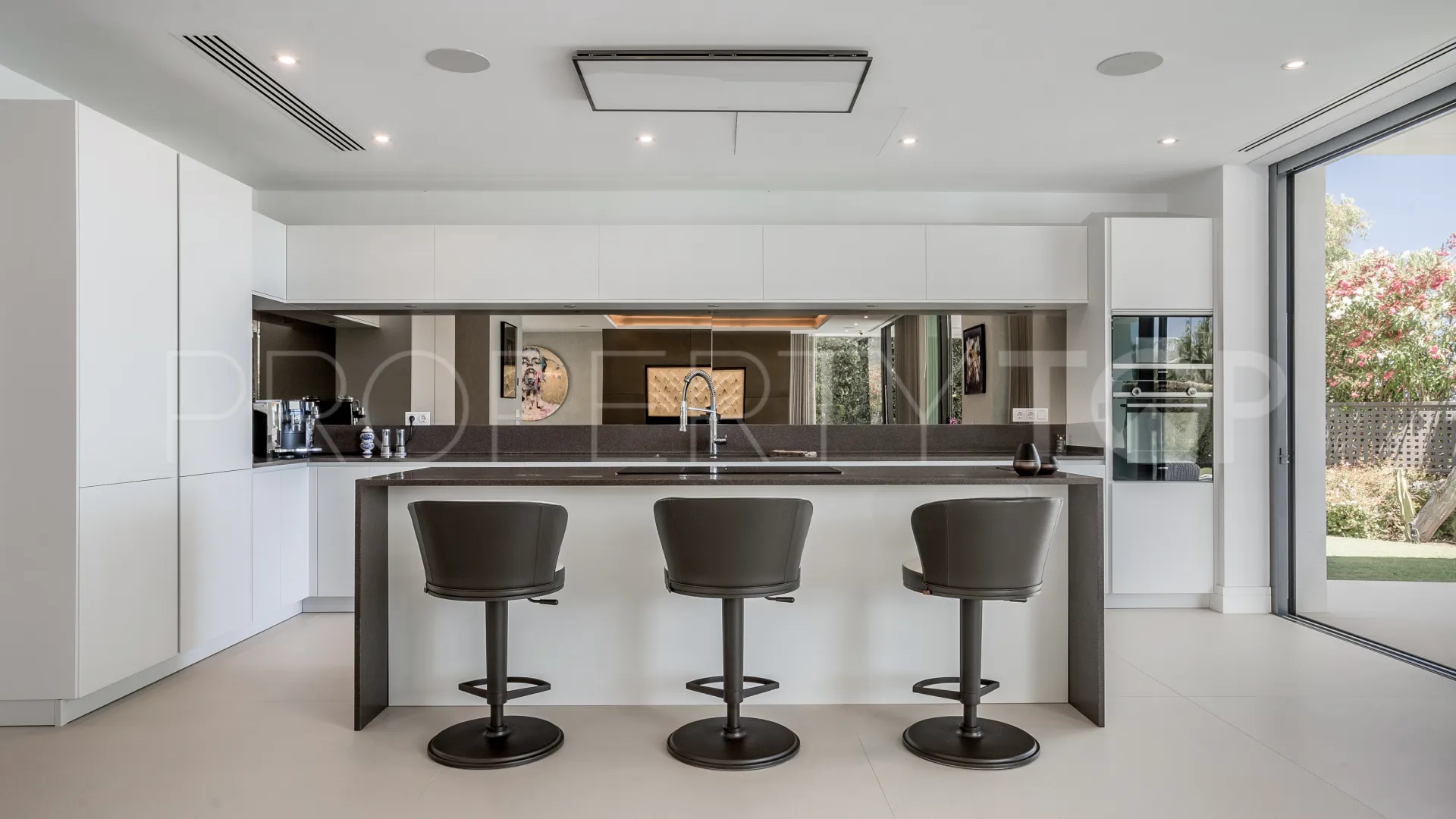 For sale villa with 5 bedrooms in Las Lomas del Marbella Club