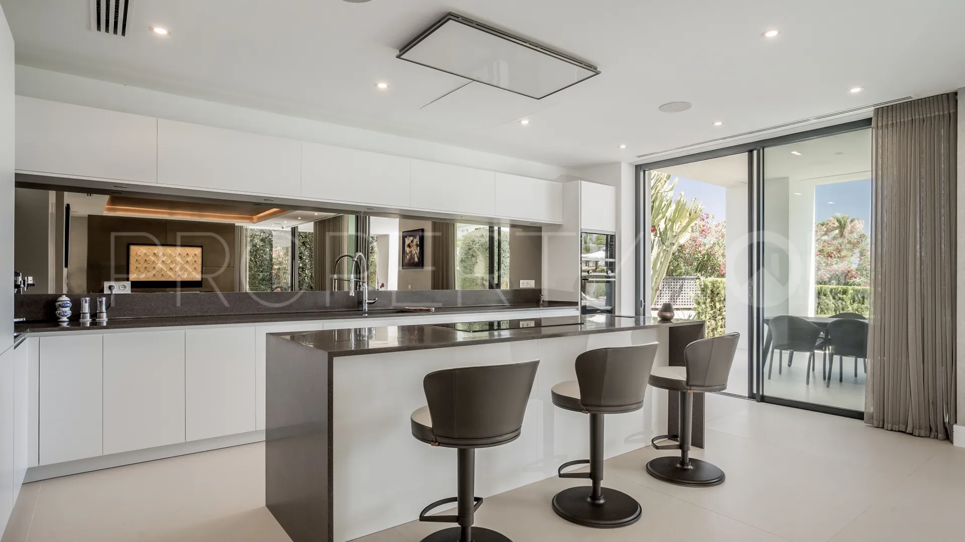 For sale villa with 5 bedrooms in Las Lomas del Marbella Club