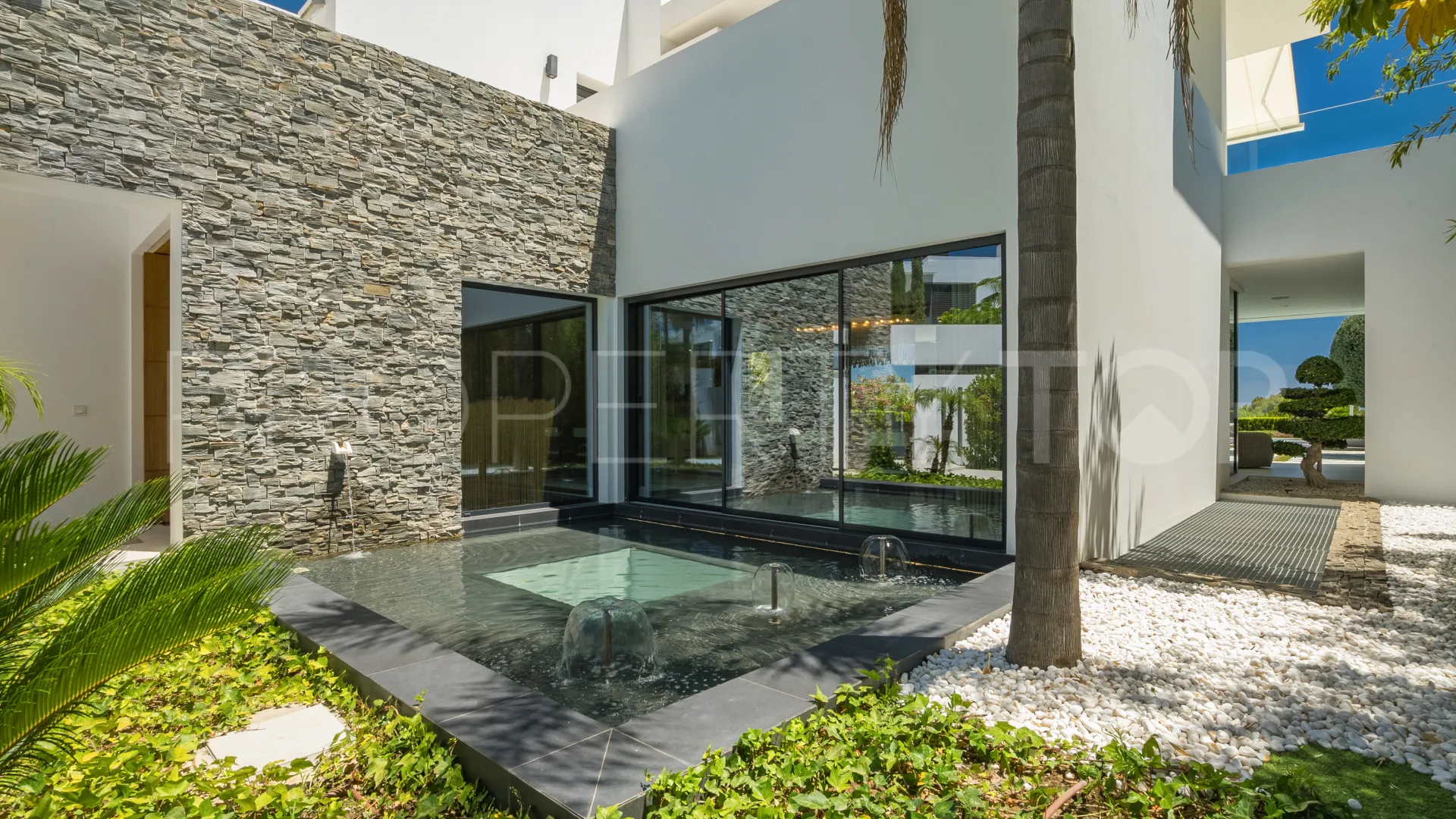 For sale villa with 5 bedrooms in Las Lomas del Marbella Club