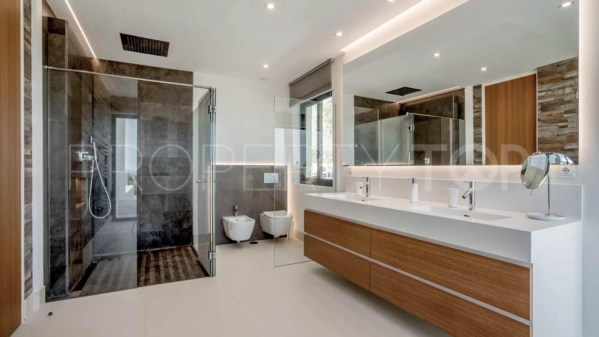 For sale villa with 5 bedrooms in Las Lomas del Marbella Club