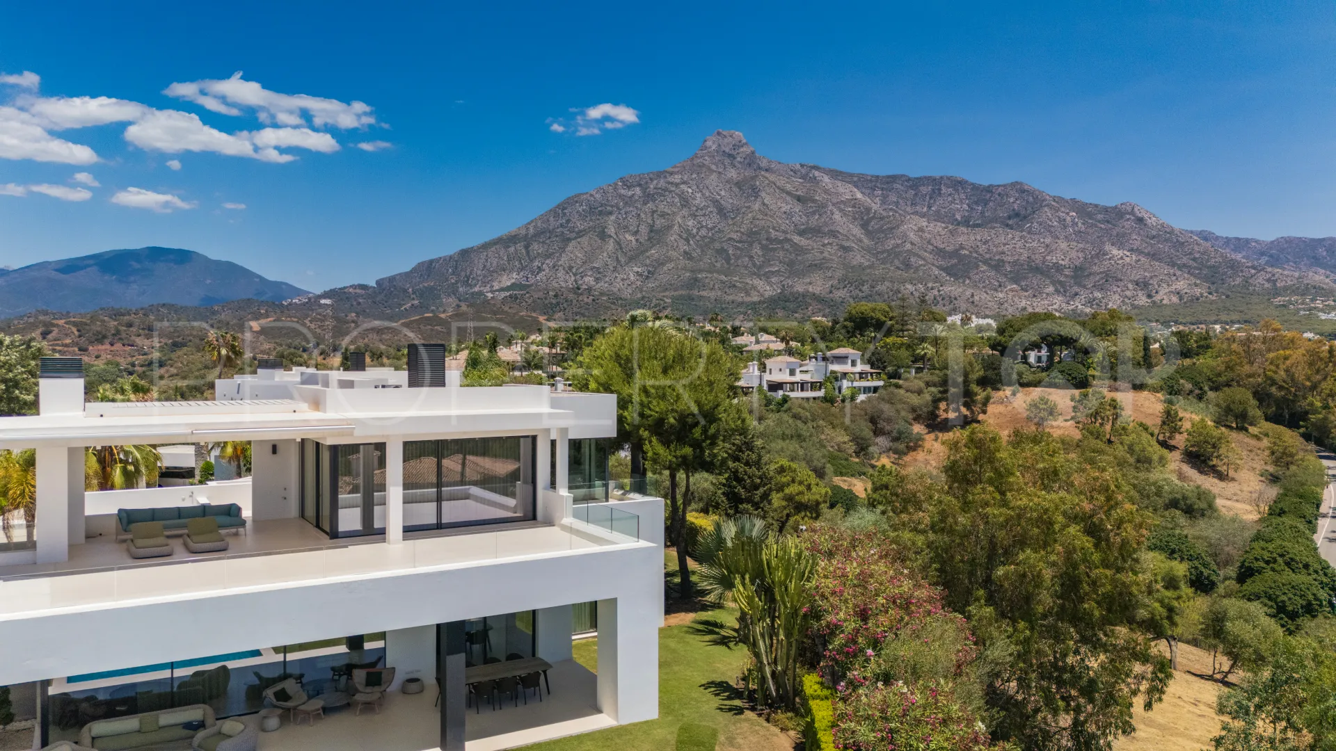 For sale villa with 5 bedrooms in Las Lomas del Marbella Club