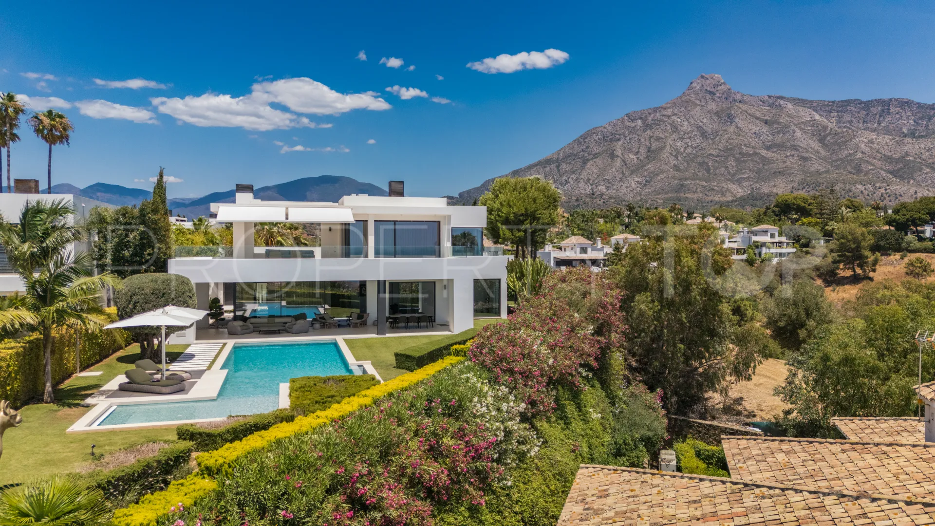 For sale villa with 5 bedrooms in Las Lomas del Marbella Club