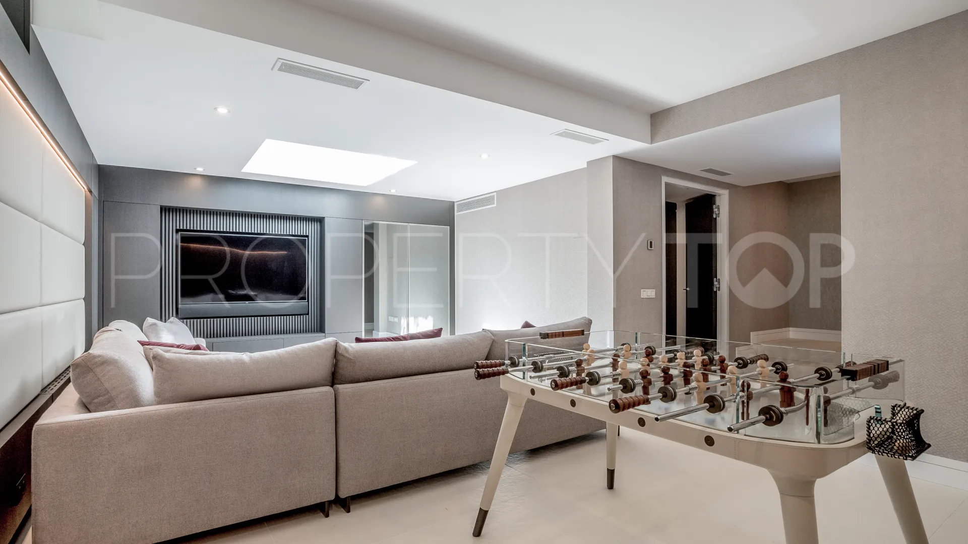 For sale villa with 5 bedrooms in Las Lomas del Marbella Club