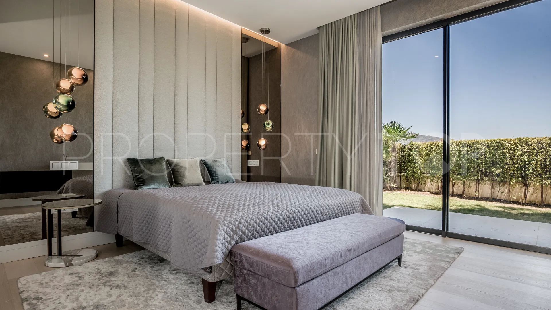 For sale villa with 5 bedrooms in Las Lomas del Marbella Club