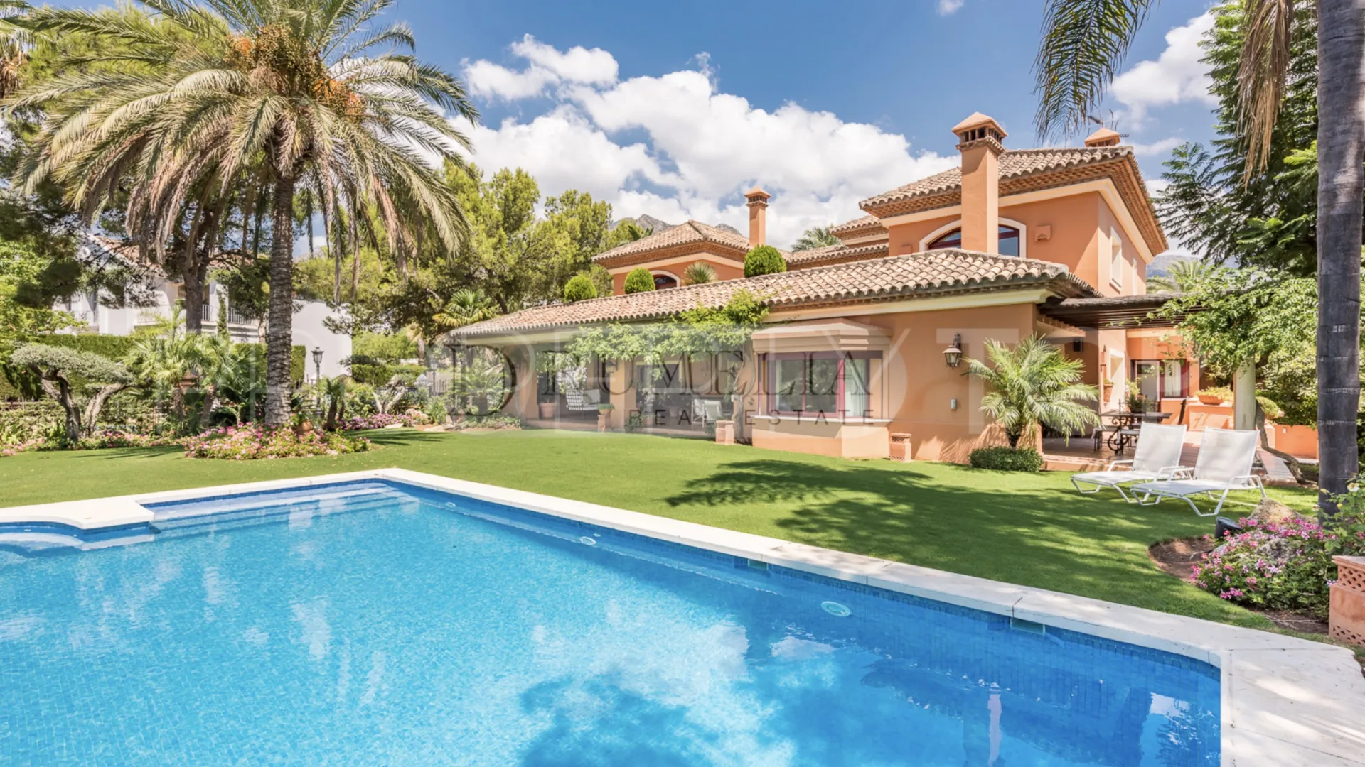 5 bedrooms villa for sale in Altos Reales