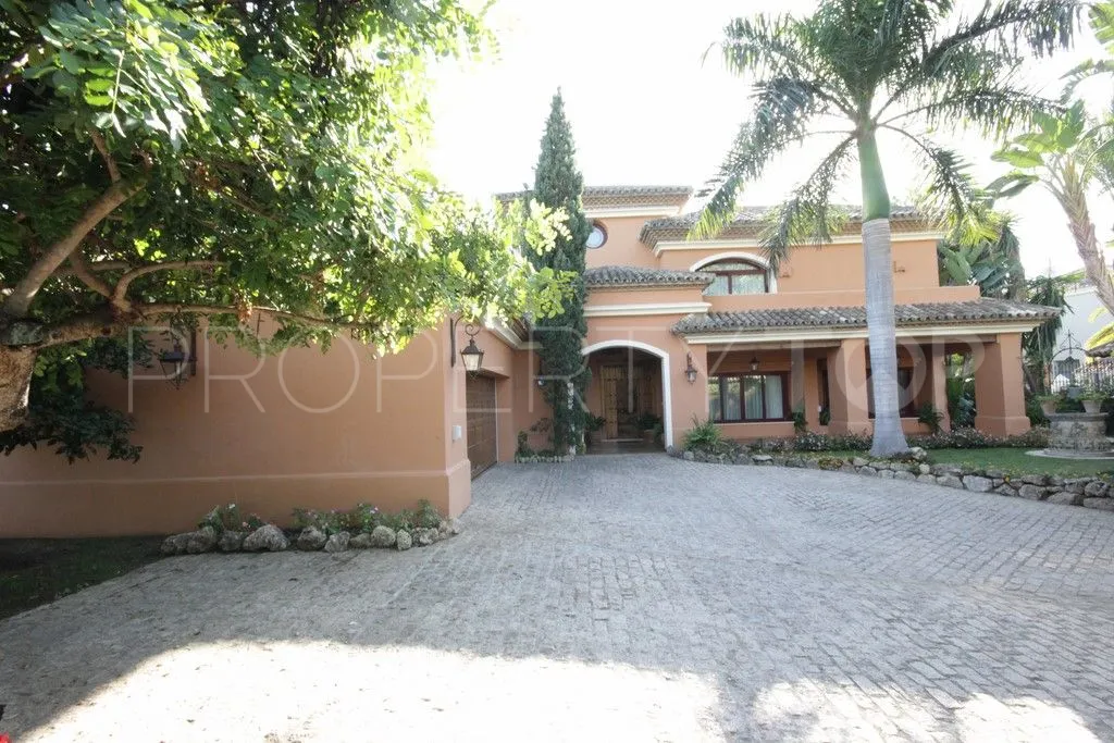 5 bedrooms villa for sale in Altos Reales