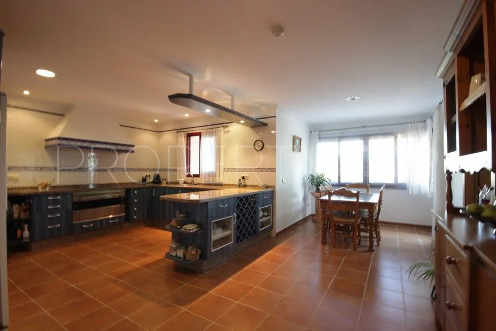 5 bedrooms villa for sale in Altos Reales