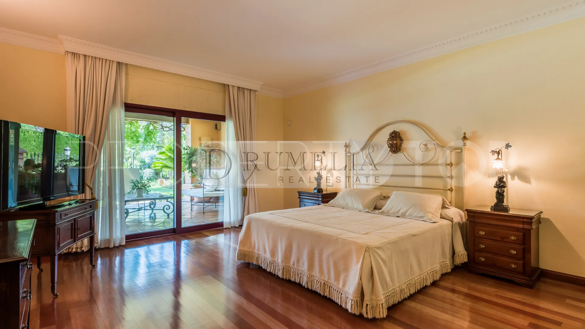5 bedrooms villa for sale in Altos Reales