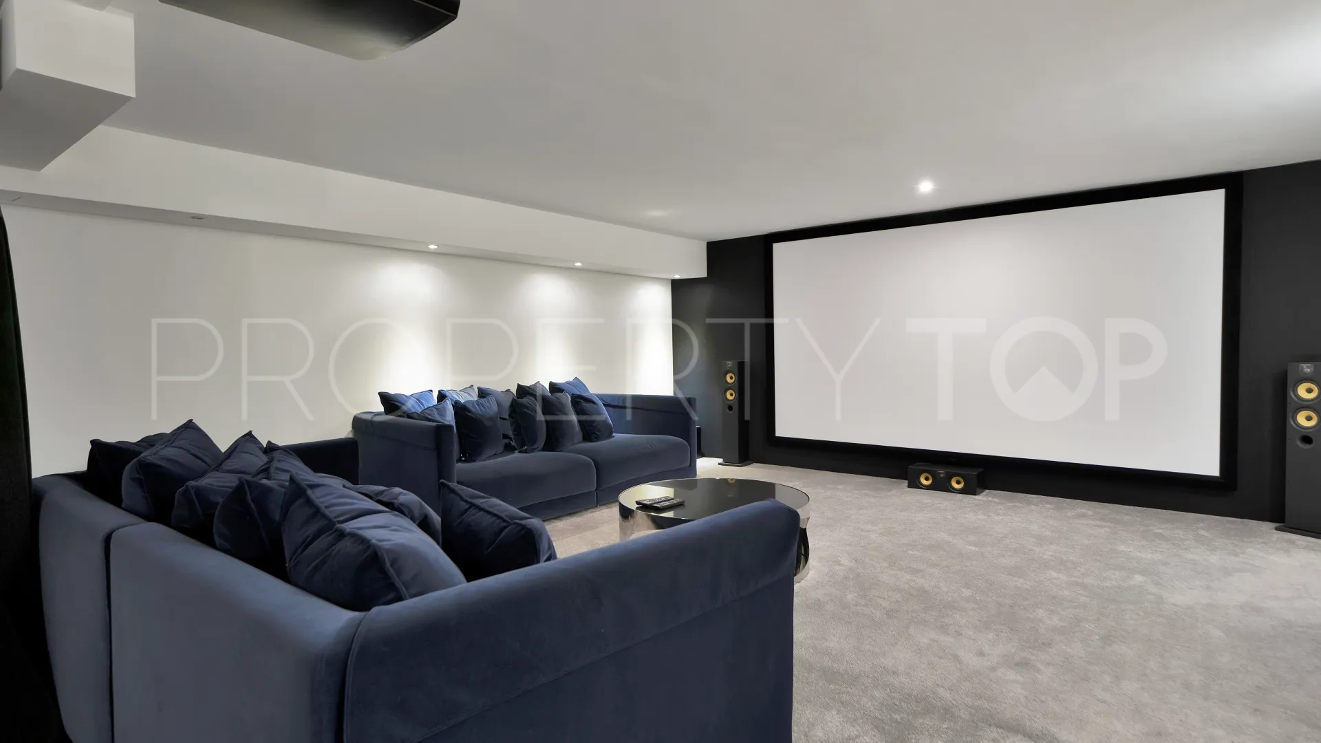 Villa for sale in Marbella - Puerto Banus with 7 bedrooms