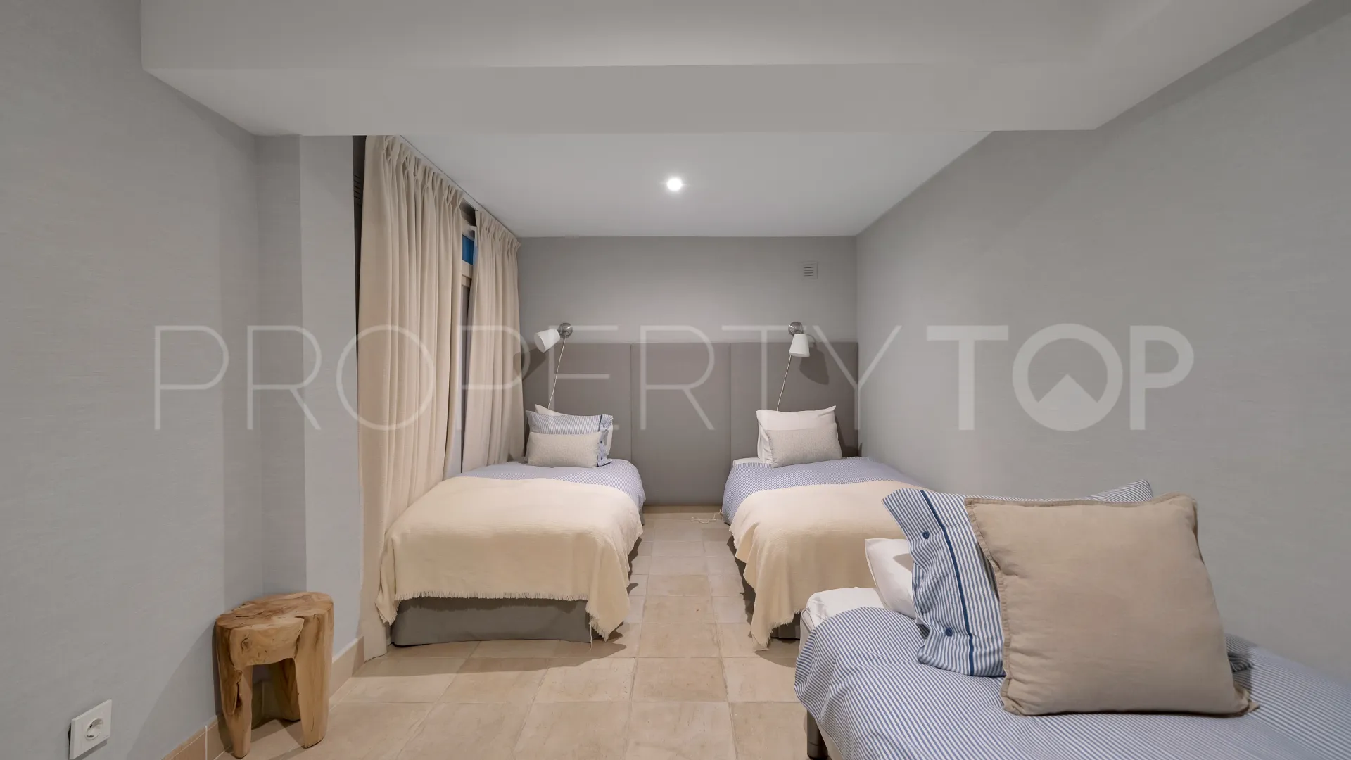 Villa for sale in Marbella - Puerto Banus with 7 bedrooms