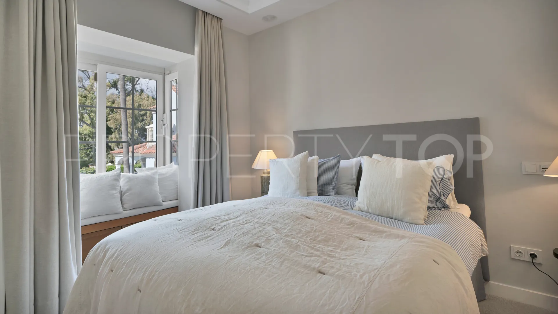 Villa for sale in Marbella - Puerto Banus with 7 bedrooms
