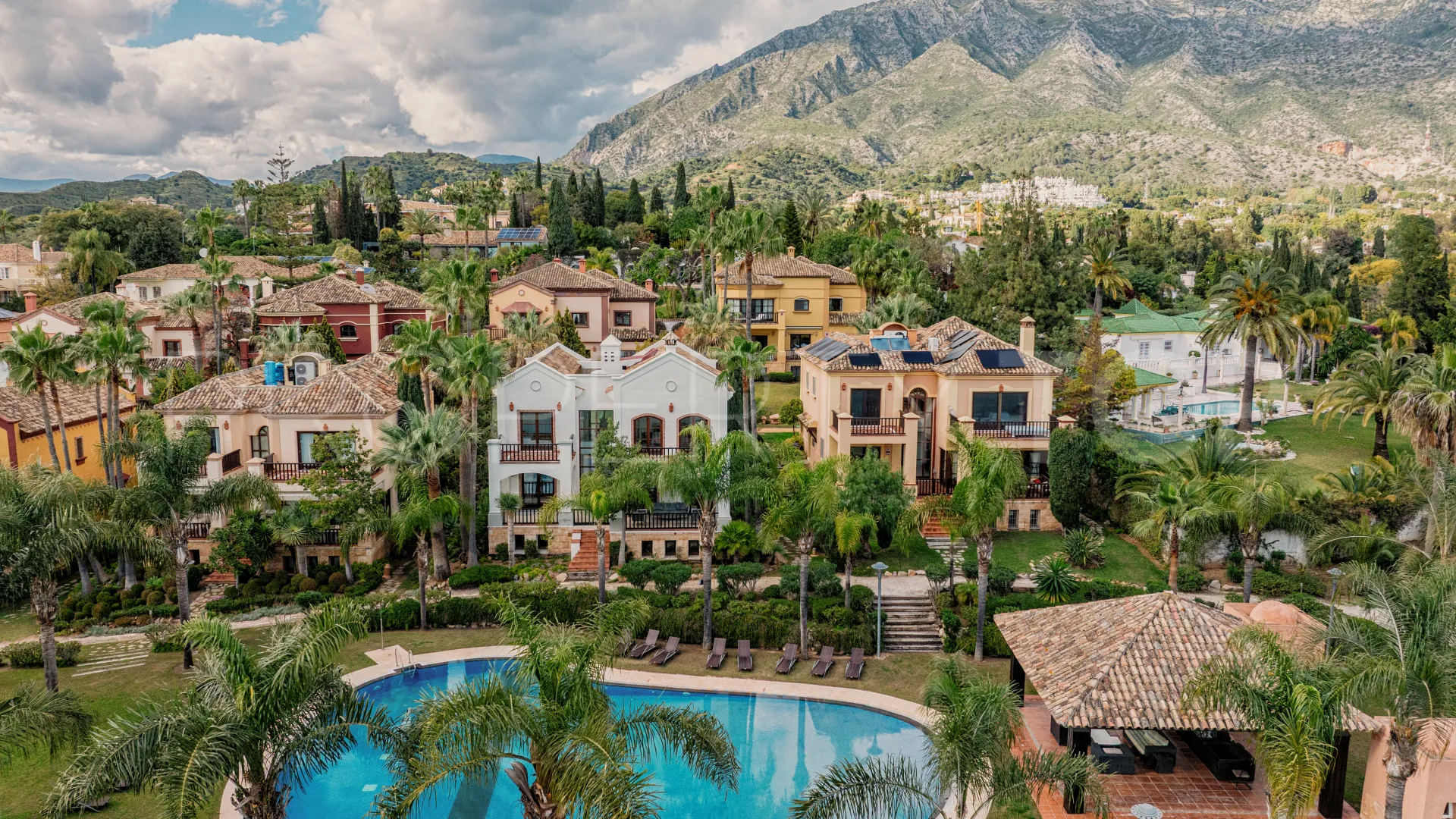 7 bedrooms La Capellania town house for sale