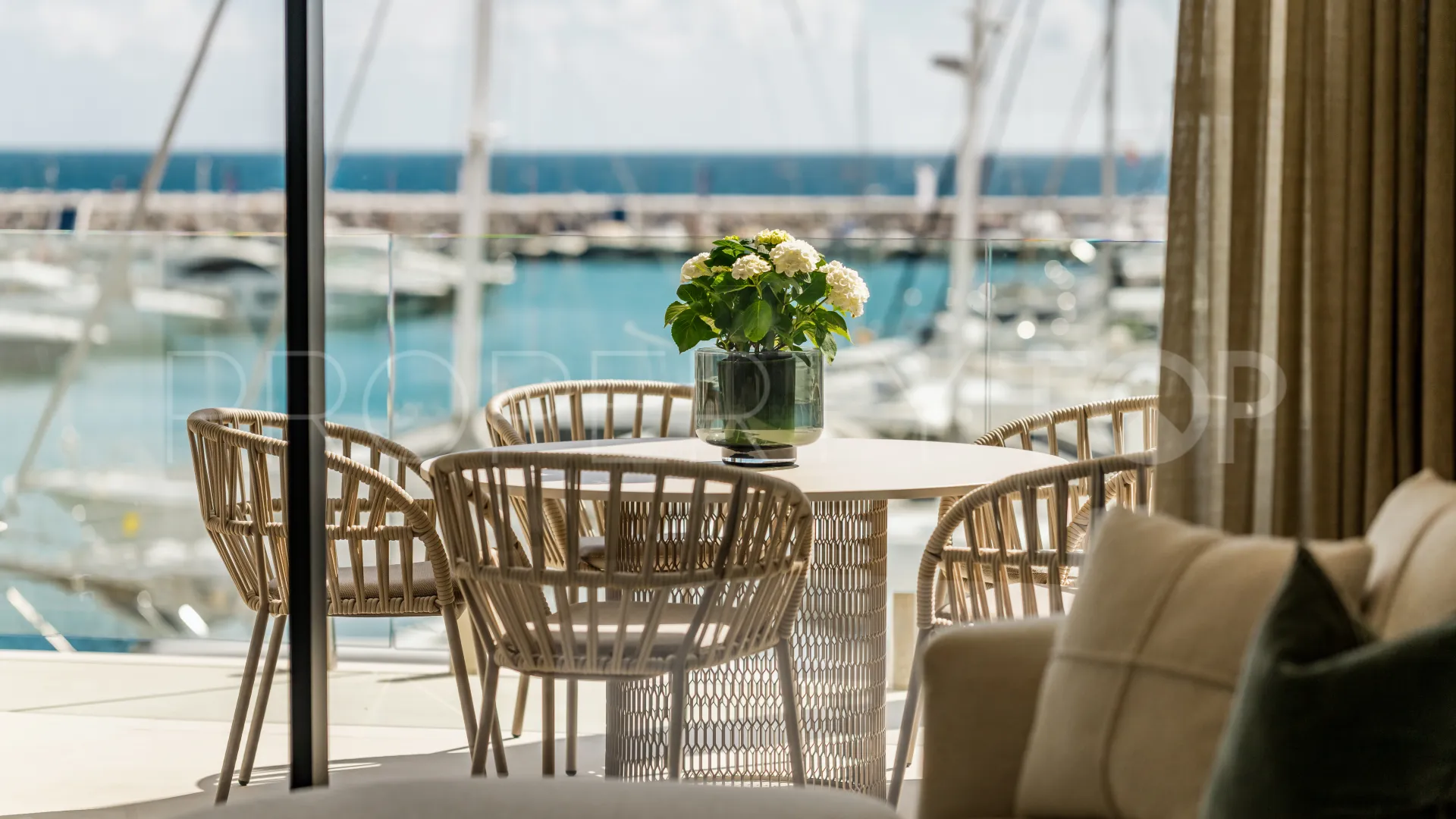 Se vende apartamento de 3 dormitorios en Marbella - Puerto Banus