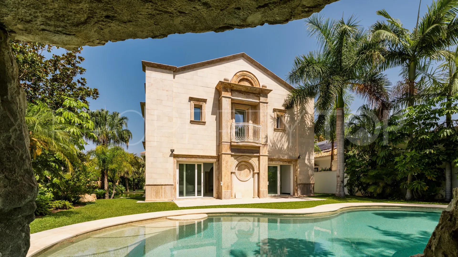 Villa for sale in Los Monteros with 2 bedrooms