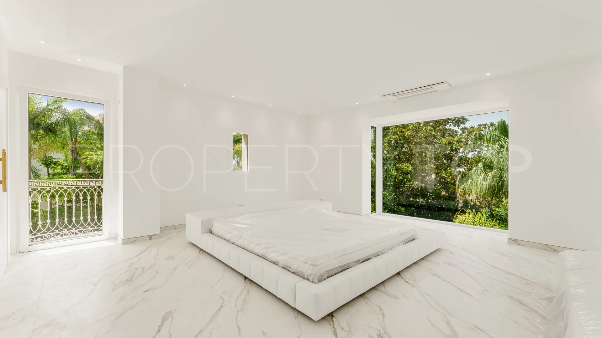 Villa for sale in Los Monteros with 2 bedrooms