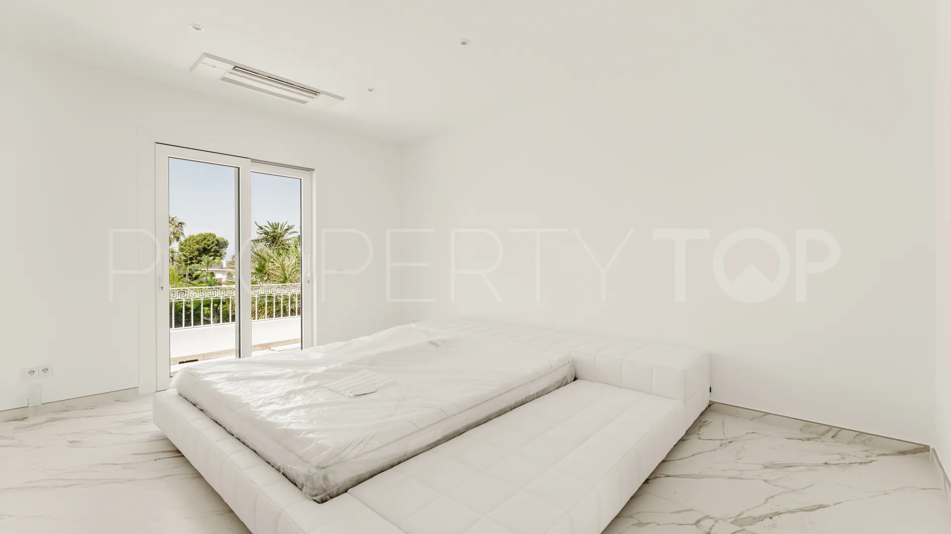 Villa for sale in Los Monteros with 2 bedrooms