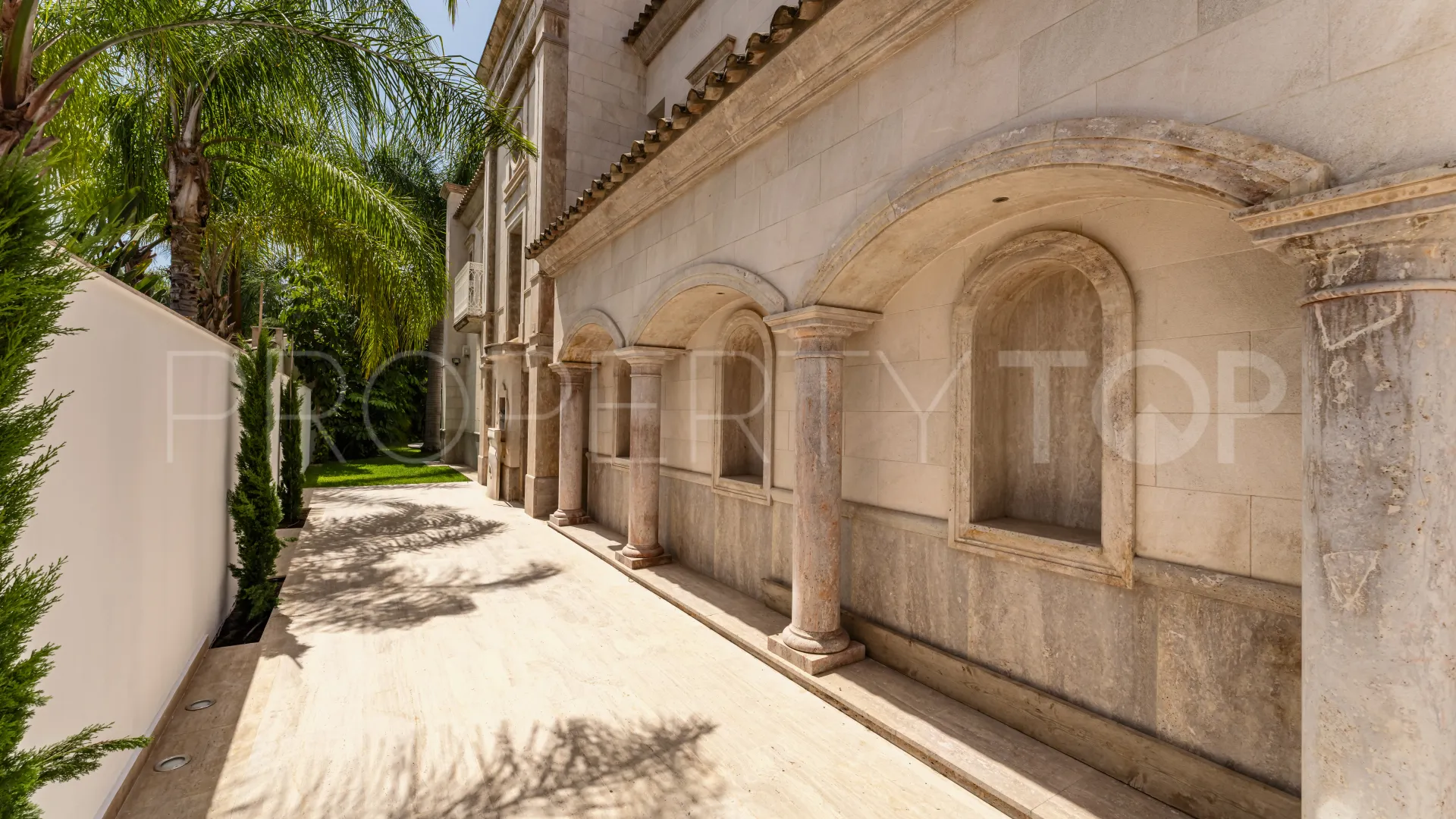 Villa for sale in Los Monteros with 2 bedrooms
