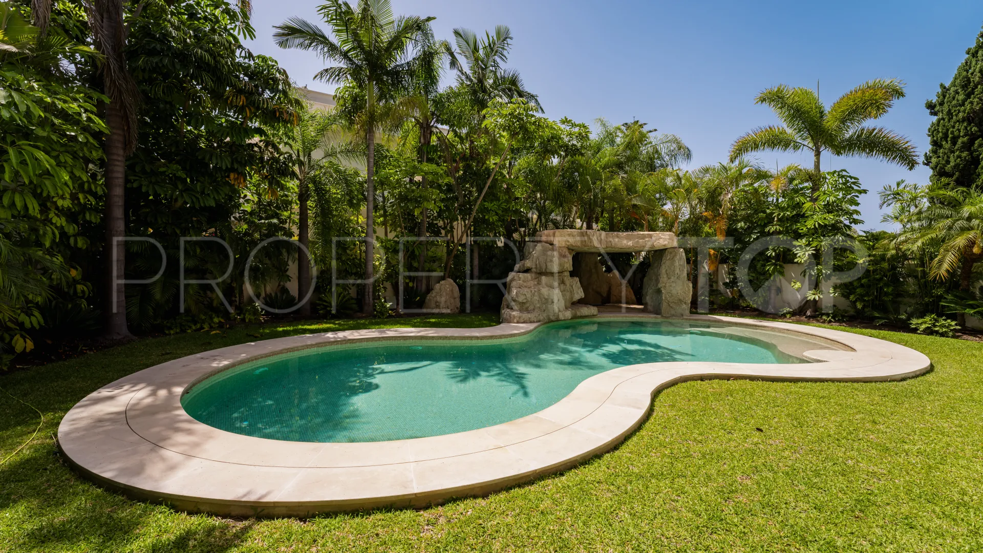 Villa for sale in Los Monteros with 2 bedrooms