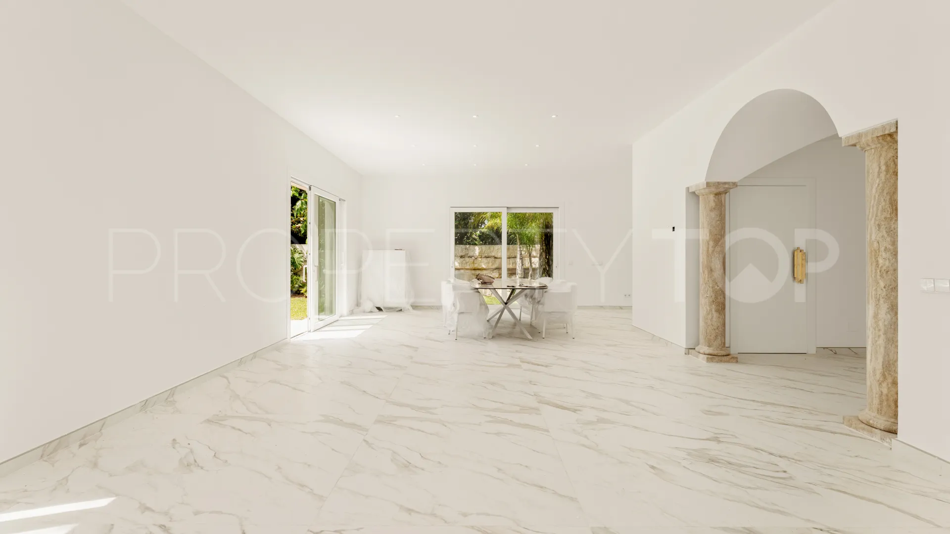 Villa for sale in Los Monteros with 2 bedrooms