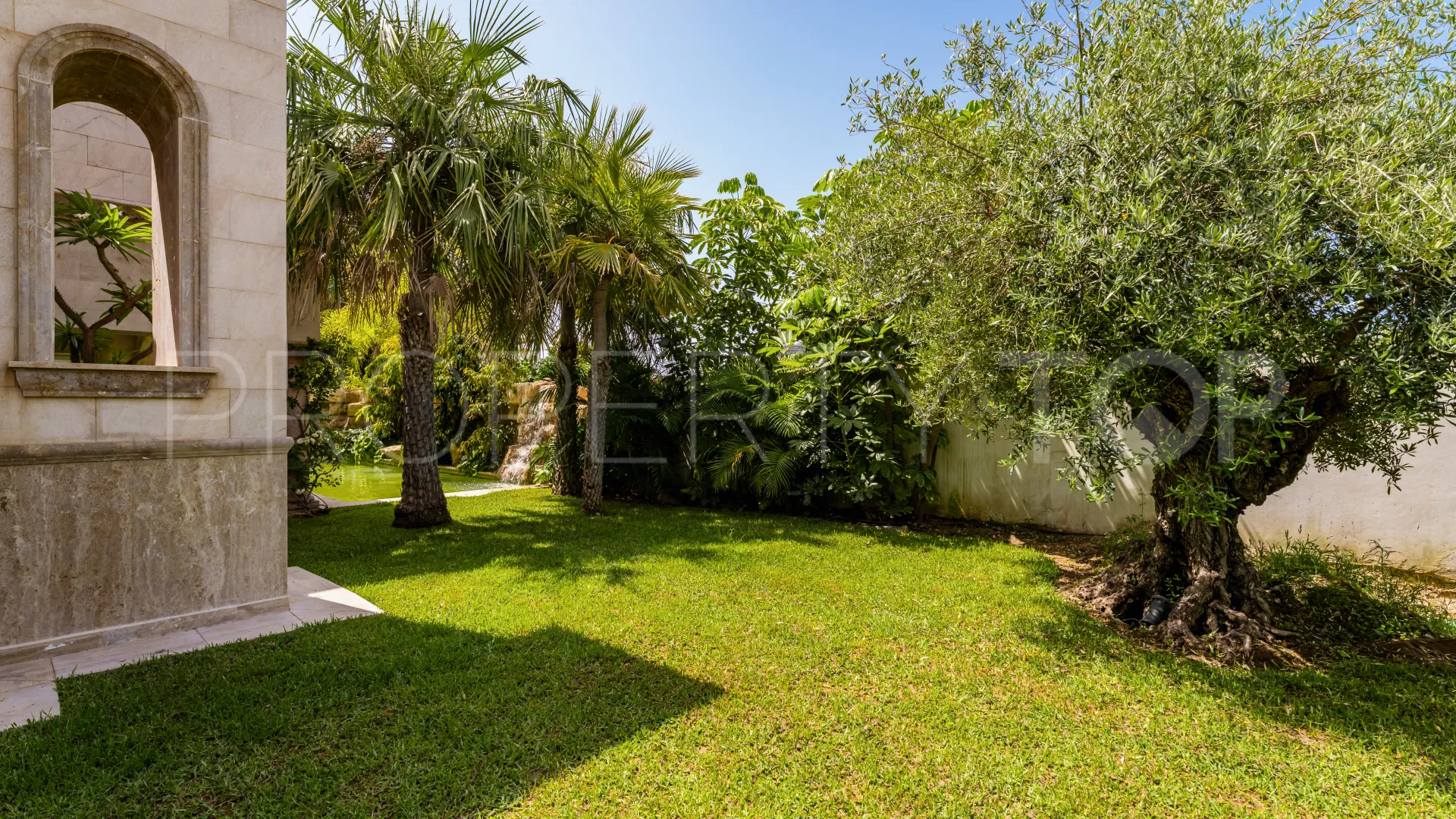 Villa for sale in Los Monteros with 2 bedrooms