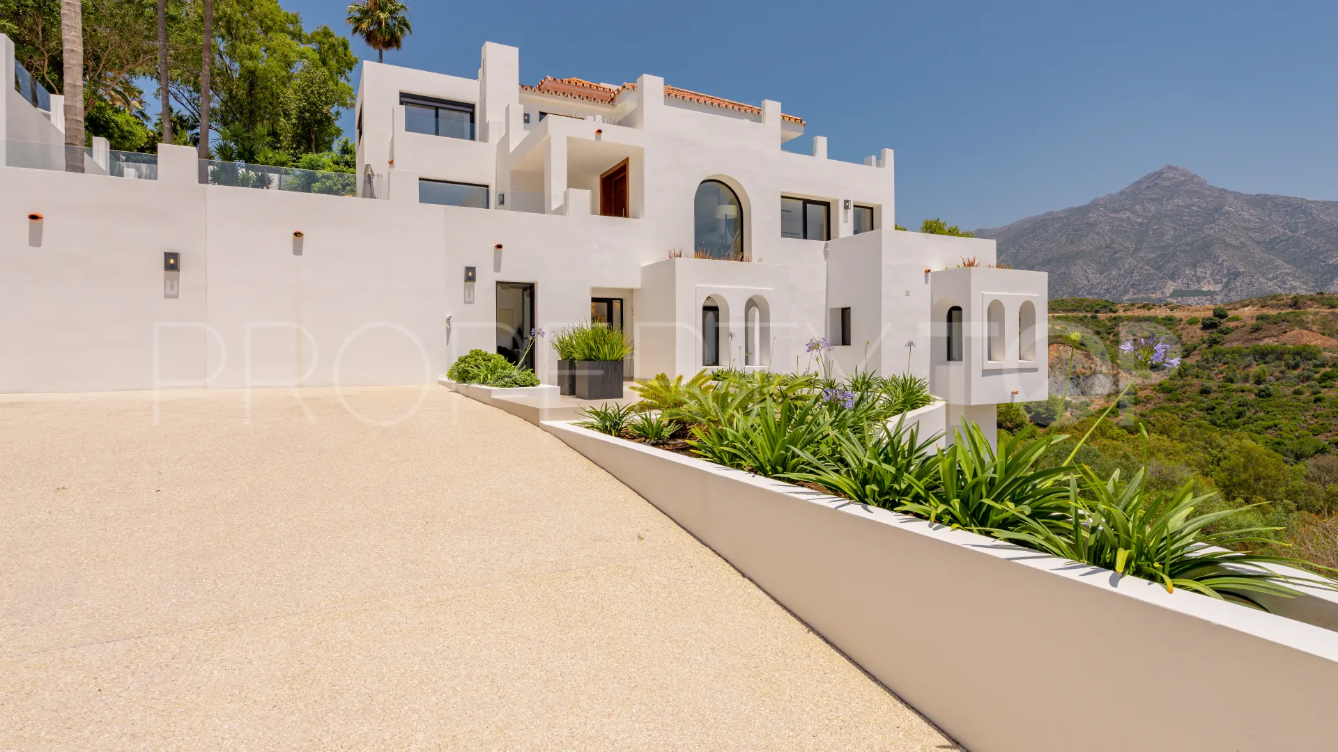 For sale villa in Nueva Andalucia with 5 bedrooms