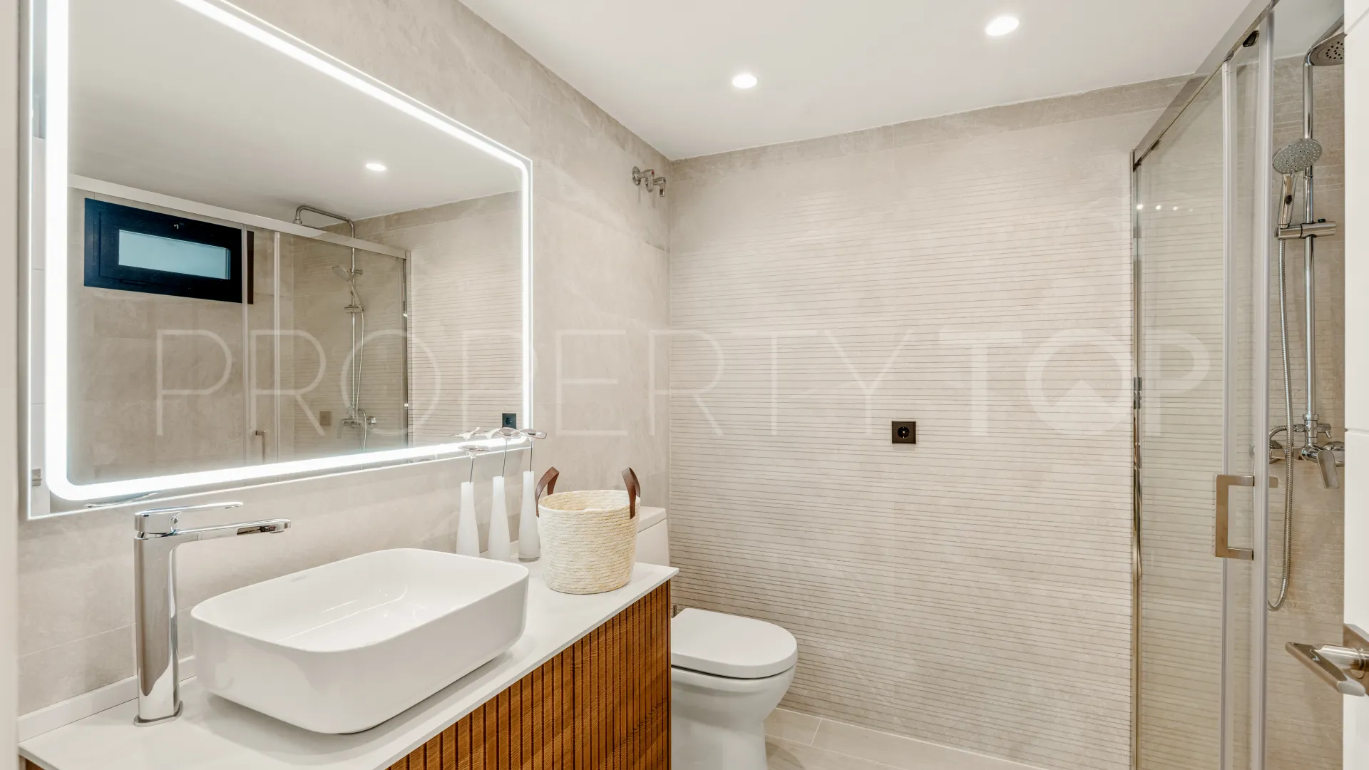 For sale villa in Nueva Andalucia with 5 bedrooms