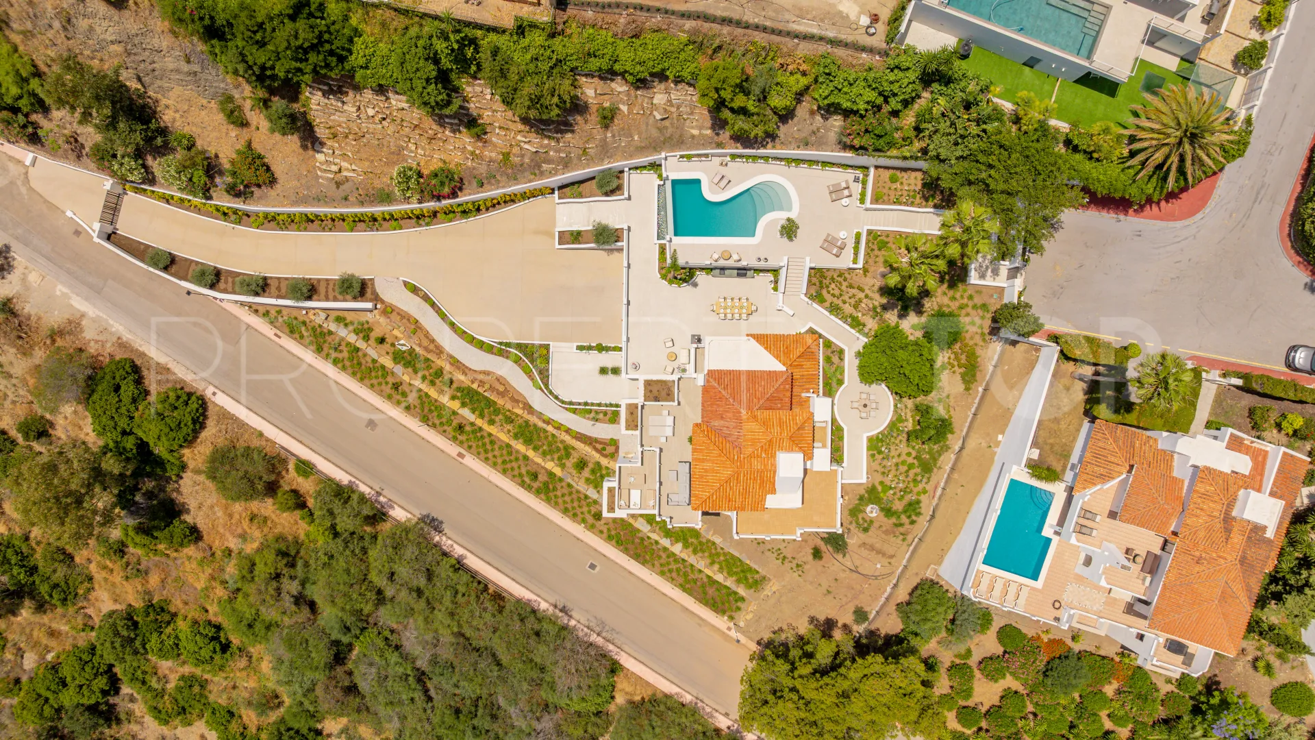 For sale villa in Nueva Andalucia with 5 bedrooms