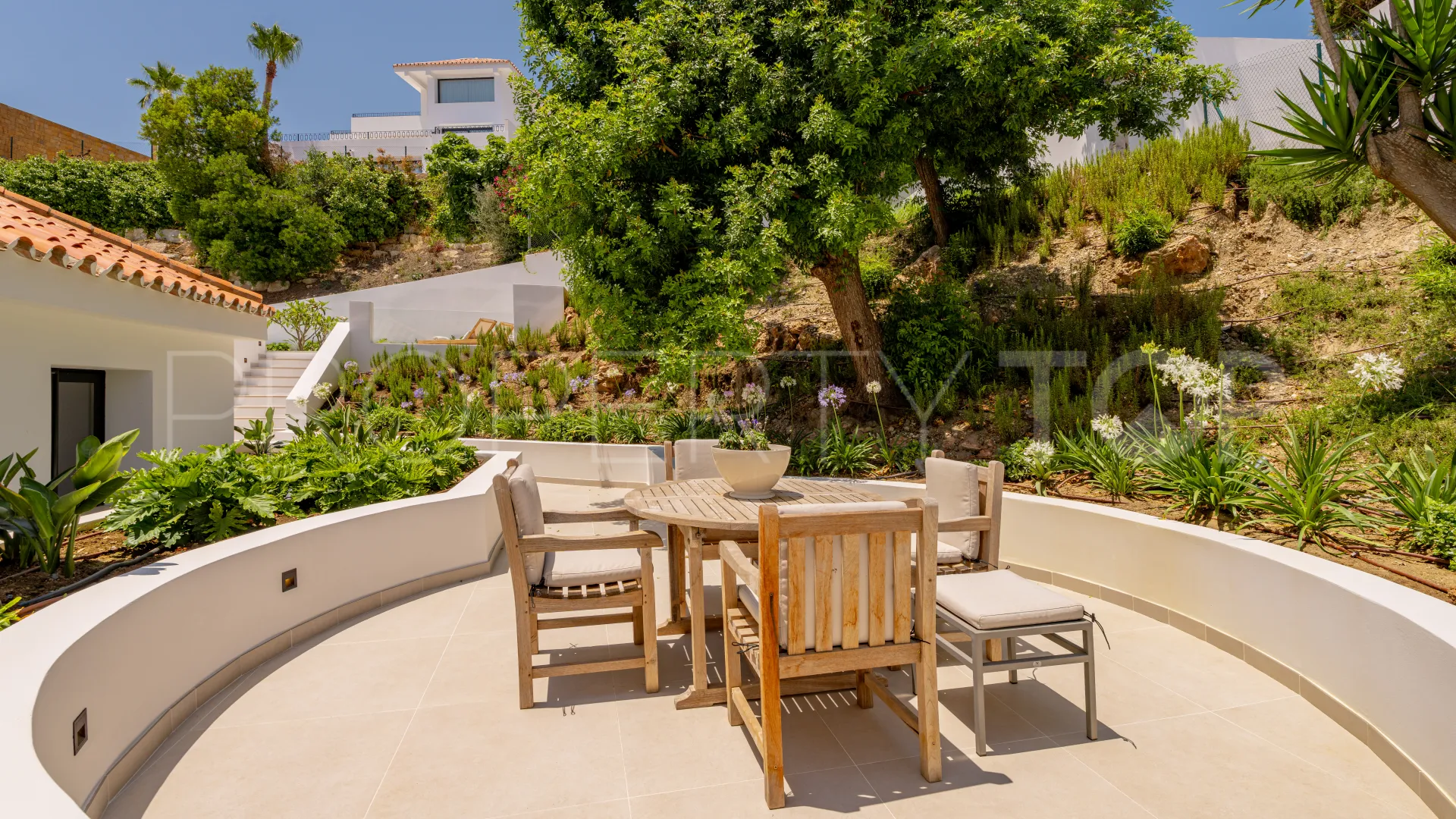 For sale villa in Nueva Andalucia with 5 bedrooms