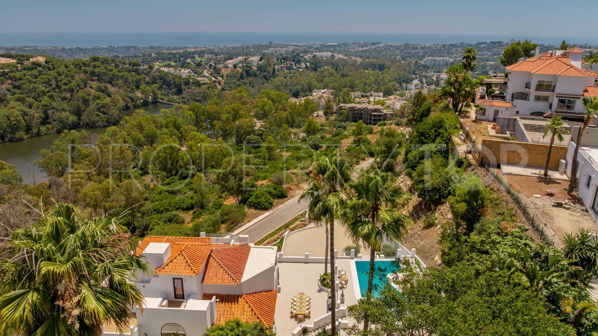 For sale villa in Nueva Andalucia with 5 bedrooms