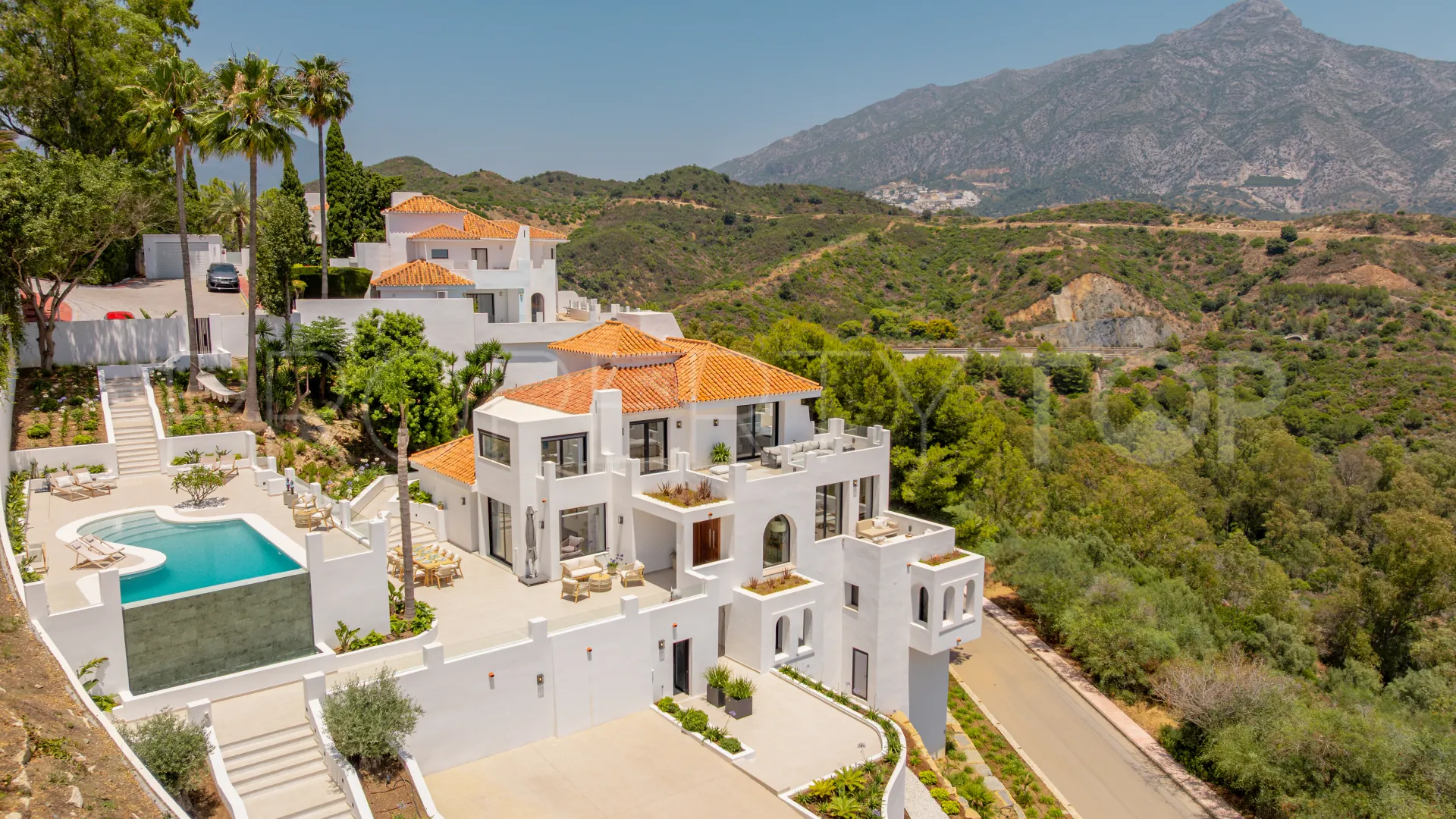 For sale villa in Nueva Andalucia with 5 bedrooms