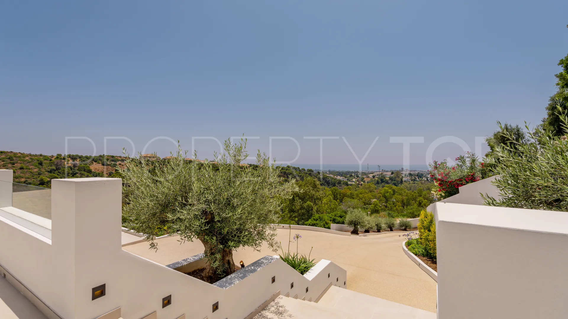For sale villa in Nueva Andalucia with 5 bedrooms