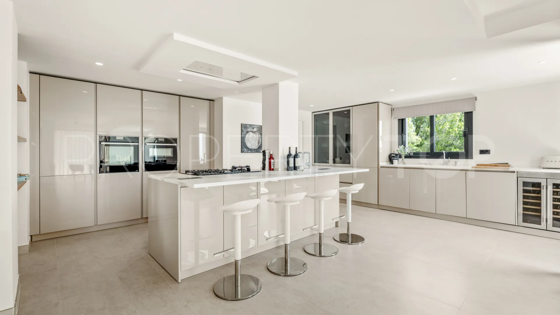 For sale villa in Nueva Andalucia with 5 bedrooms