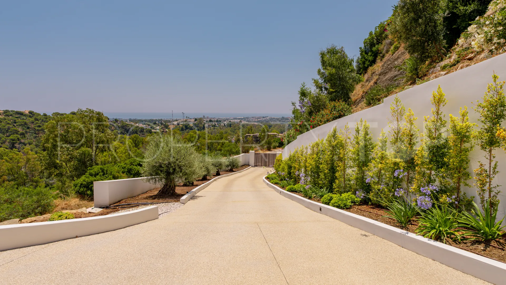 For sale villa in Nueva Andalucia with 5 bedrooms
