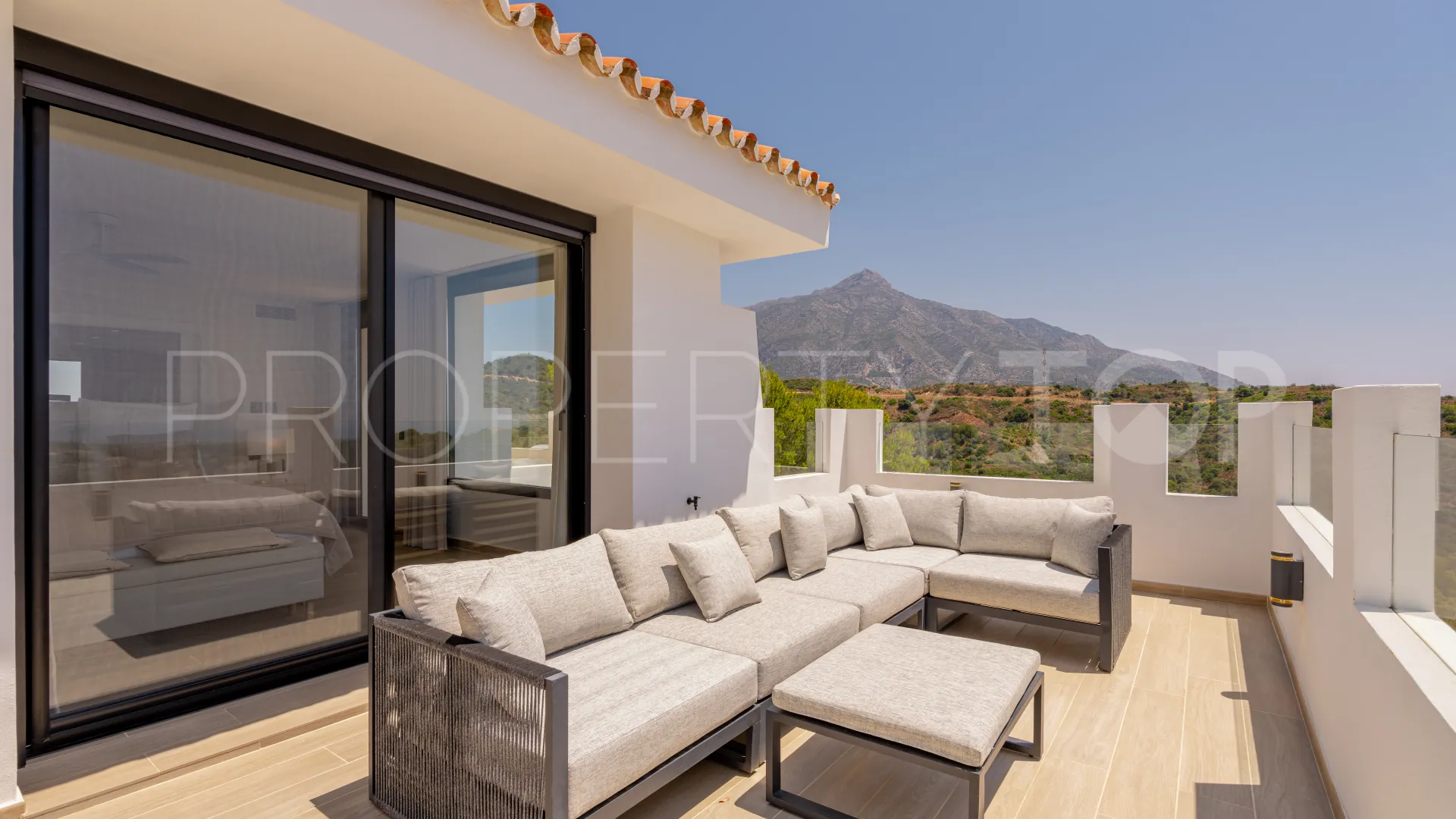 For sale villa in Nueva Andalucia with 5 bedrooms