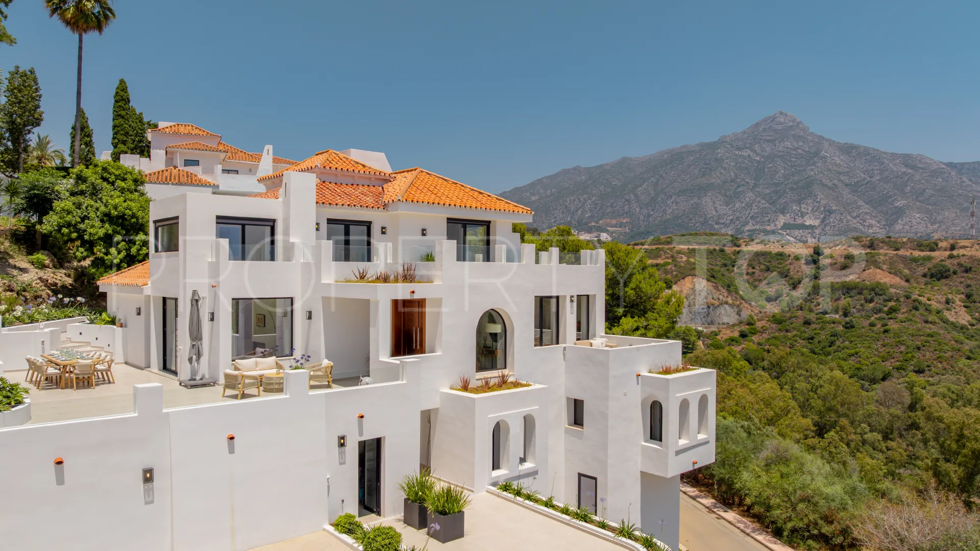 For sale villa in Nueva Andalucia with 5 bedrooms