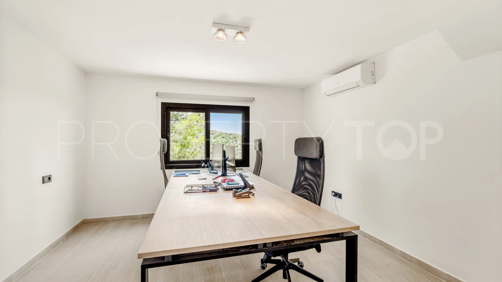 For sale villa in Nueva Andalucia with 5 bedrooms