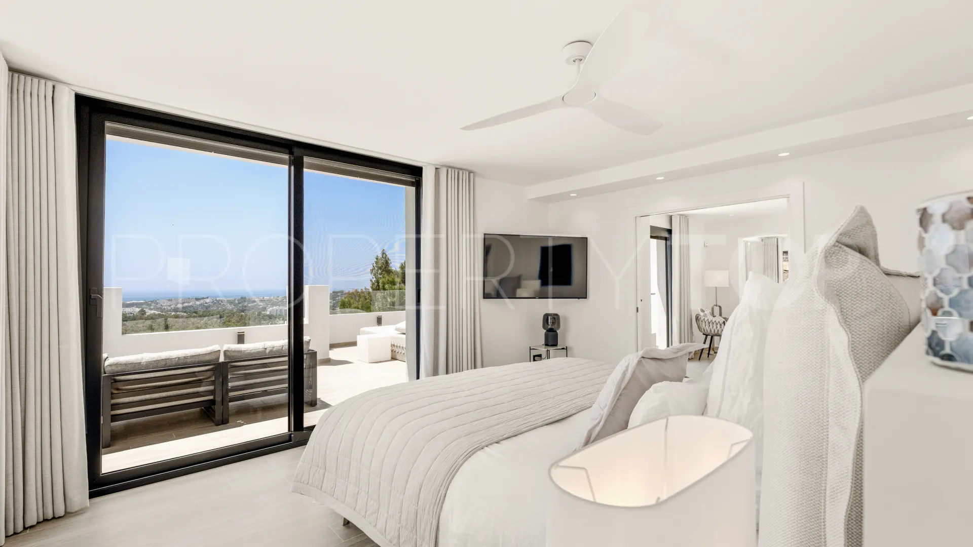 For sale villa in Nueva Andalucia with 5 bedrooms