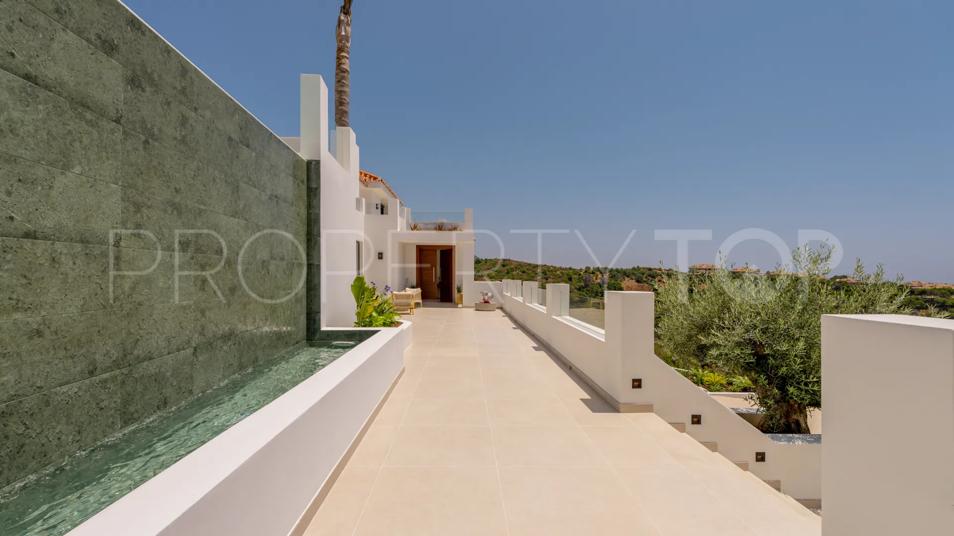 For sale villa in Nueva Andalucia with 5 bedrooms