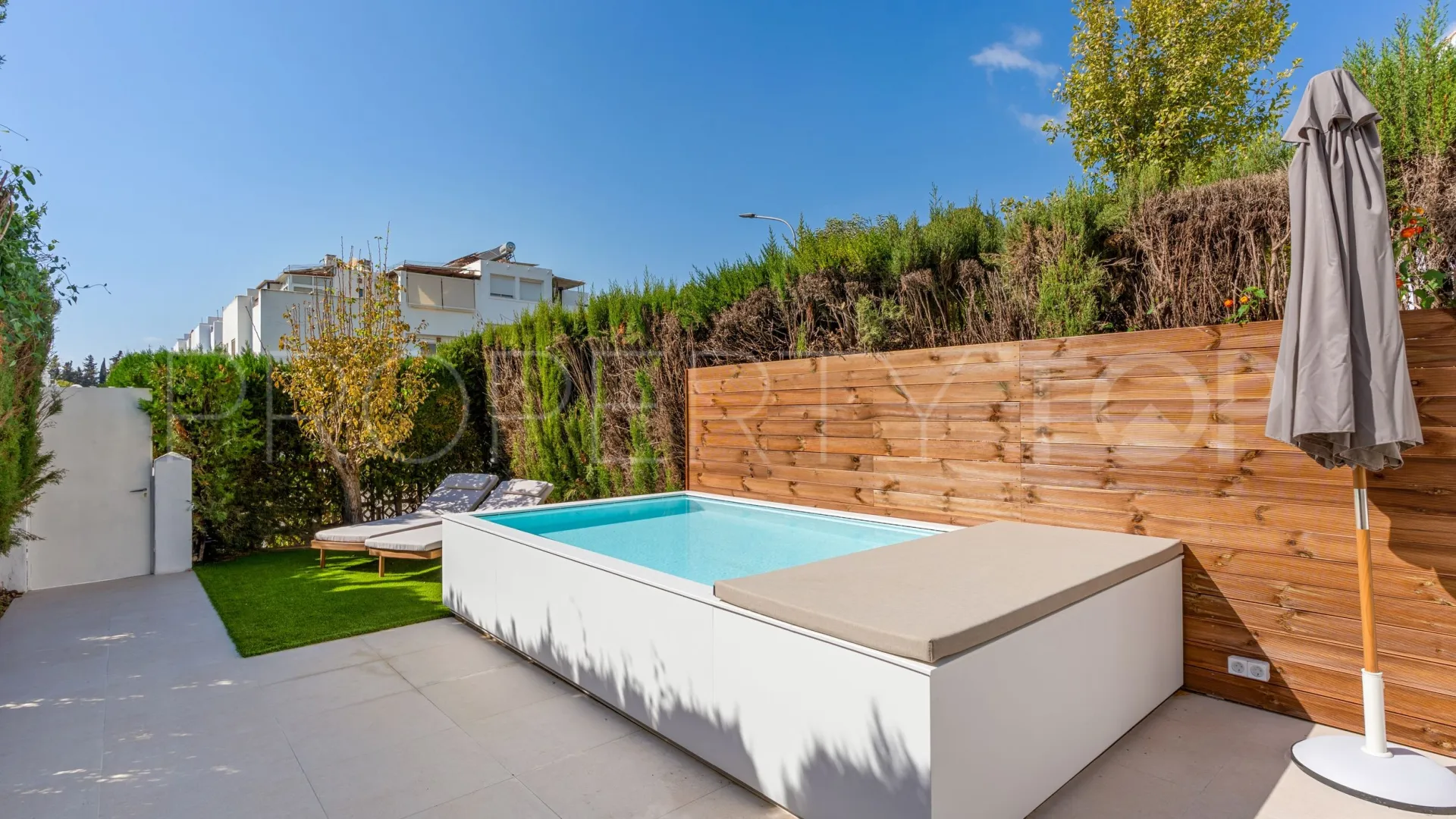 Buy town house with 4 bedrooms in Nagüeles