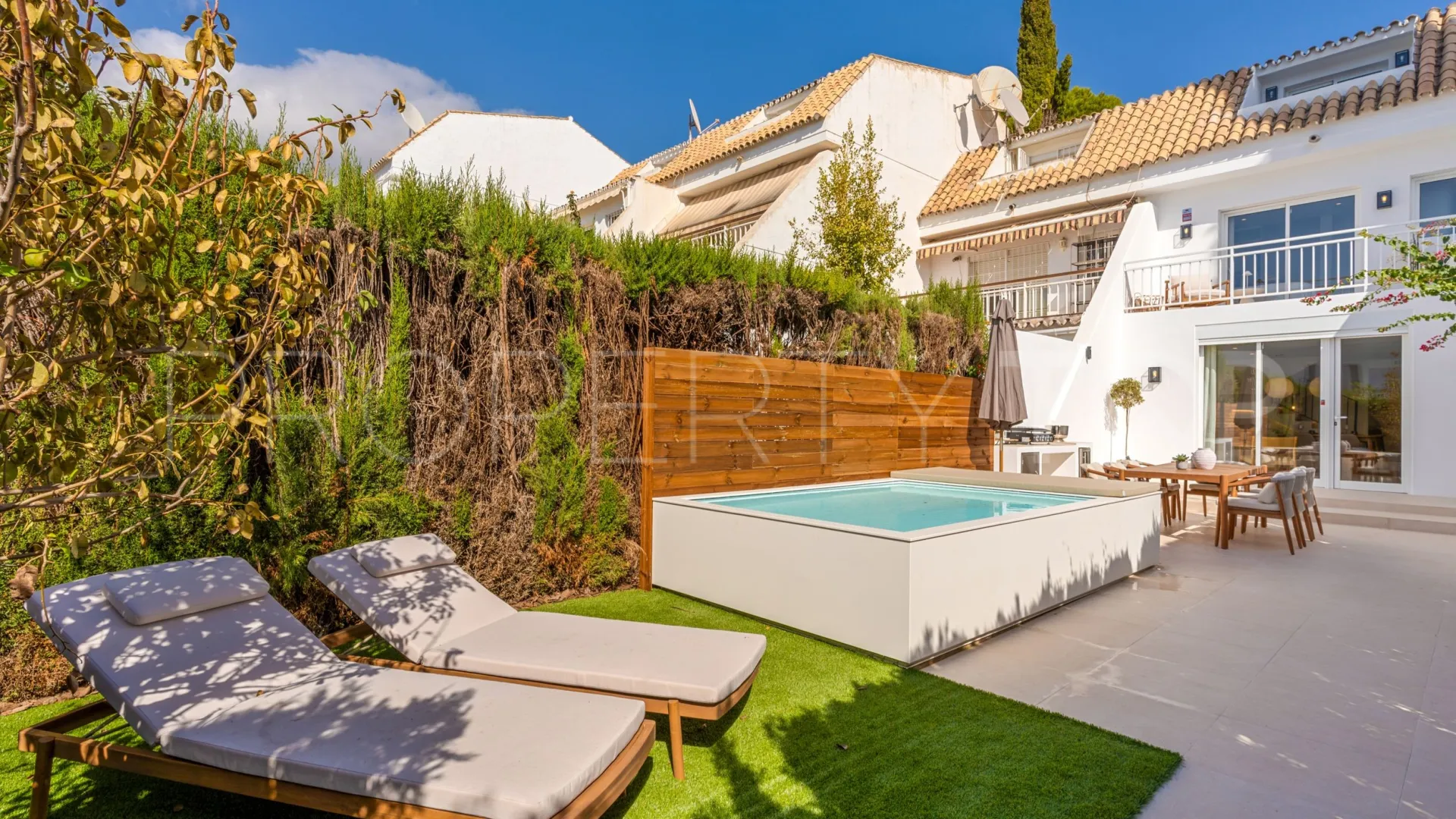Buy town house with 4 bedrooms in Nagüeles