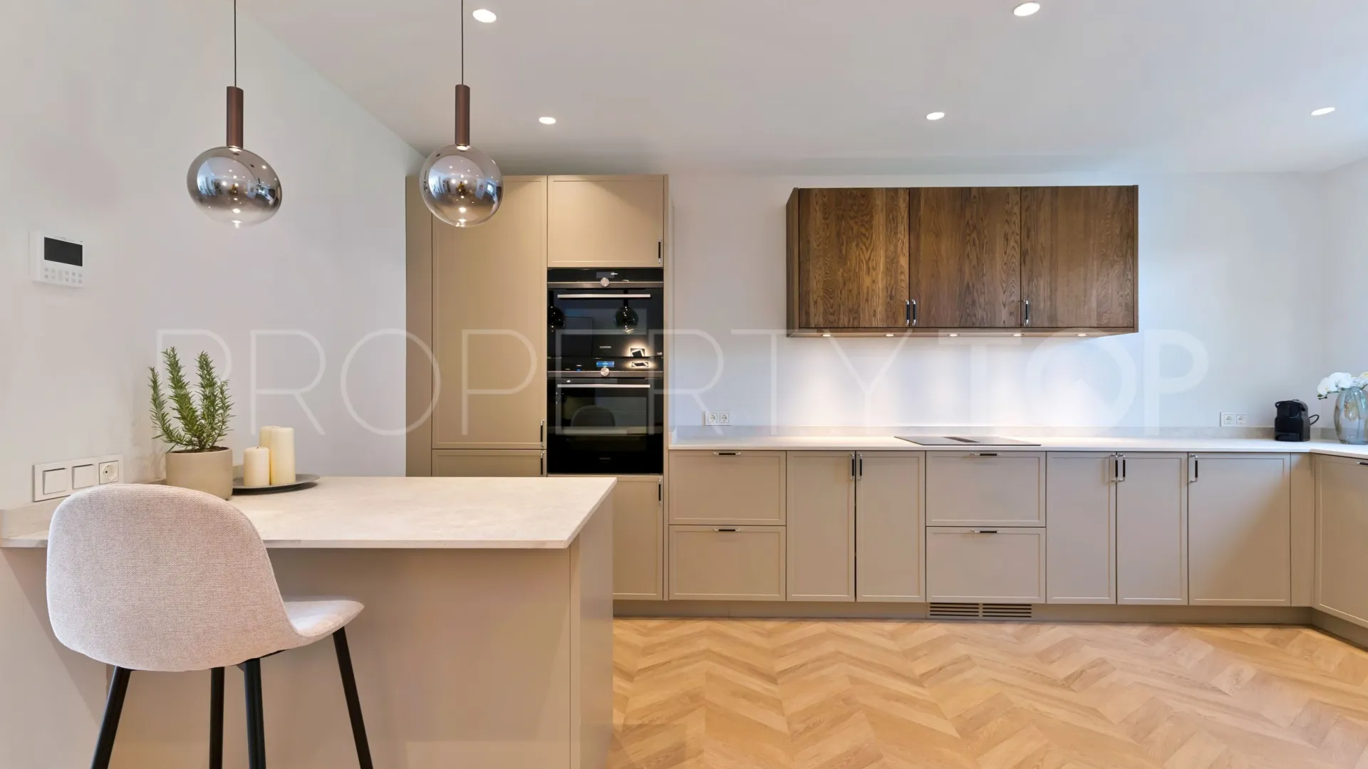 Buy town house with 4 bedrooms in Nagüeles
