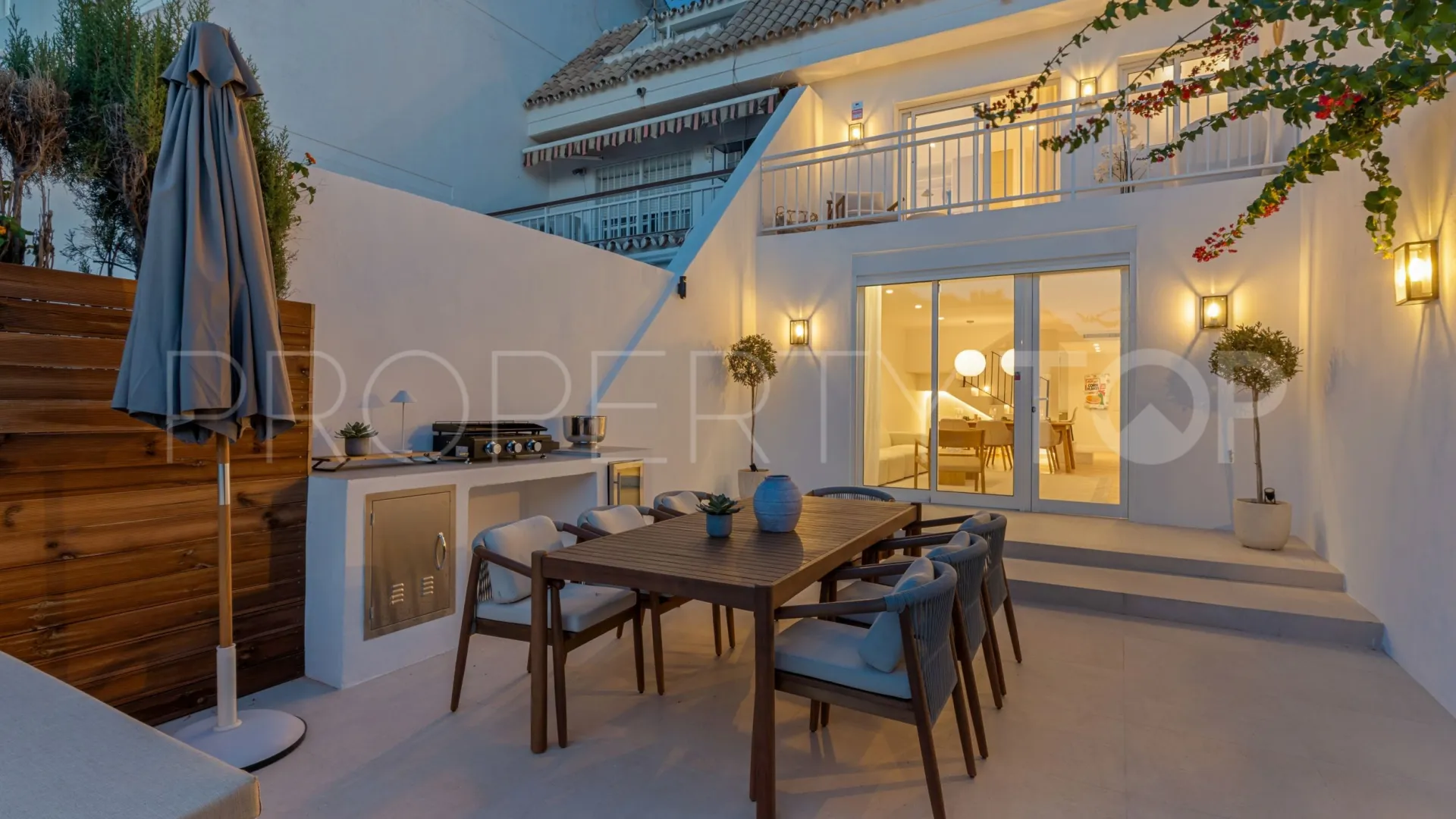 Buy town house with 4 bedrooms in Nagüeles
