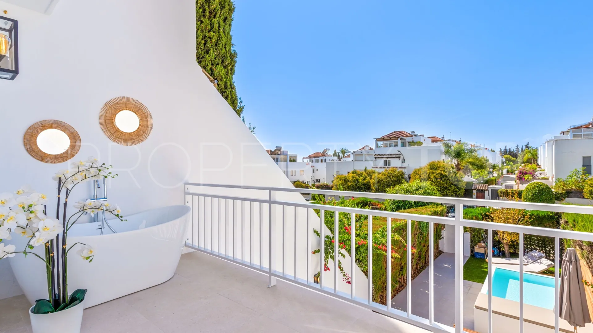 Buy town house with 4 bedrooms in Nagüeles
