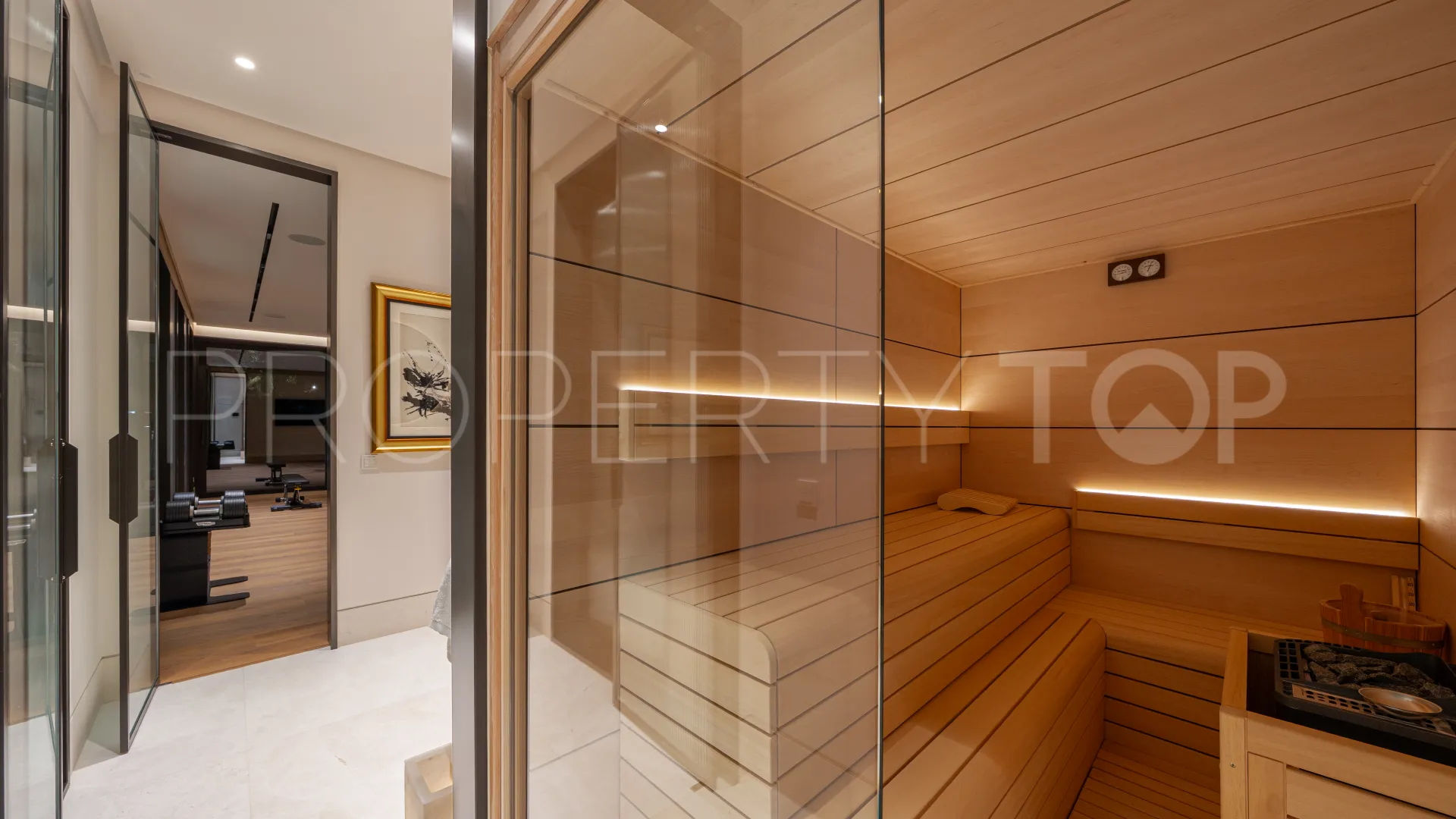Villa en venta con 5 dormitorios en Marbella Hill Club