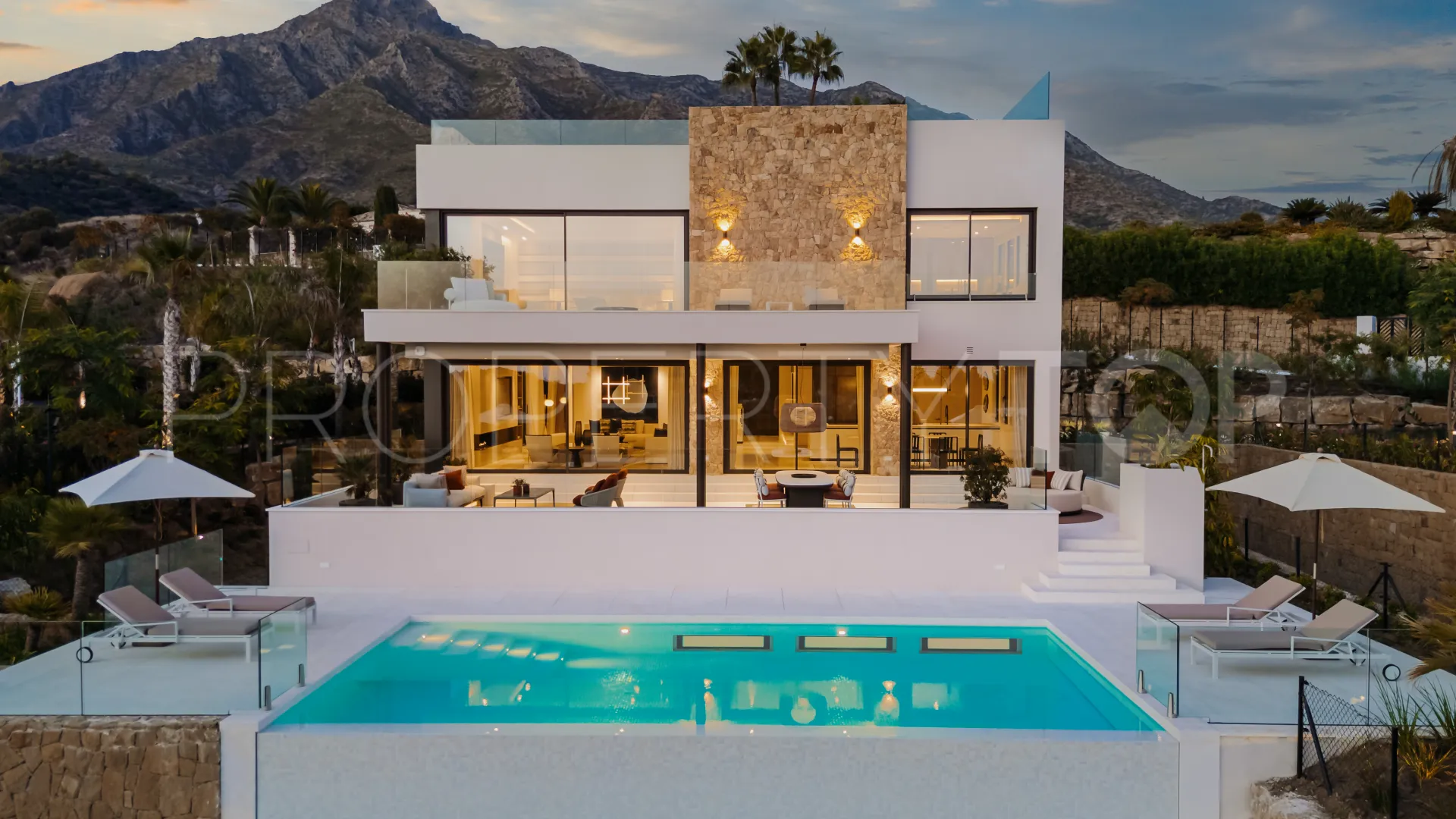 Villa en venta con 5 dormitorios en Marbella Hill Club
