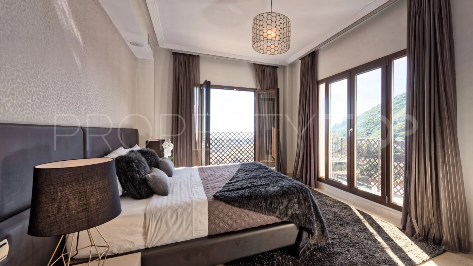 For sale villa in Benahavis Hills Country Club