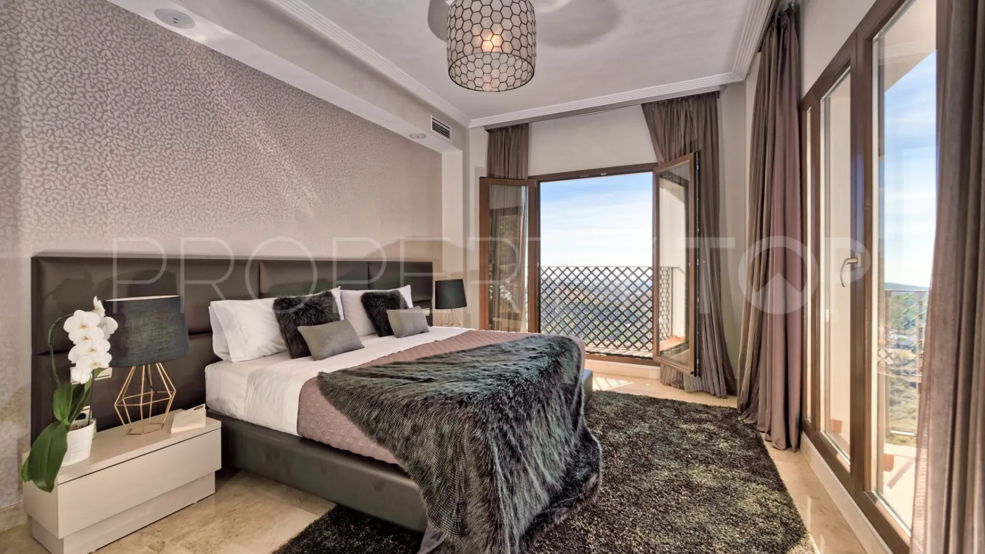 For sale villa in Benahavis Hills Country Club