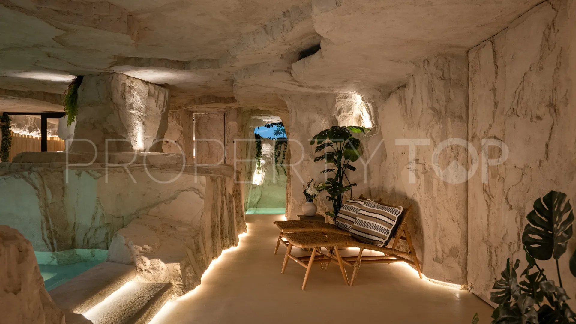 For sale 6 bedrooms villa in Nueva Andalucia
