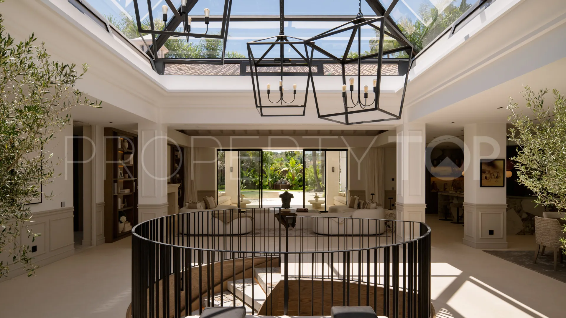 For sale 6 bedrooms villa in Nueva Andalucia